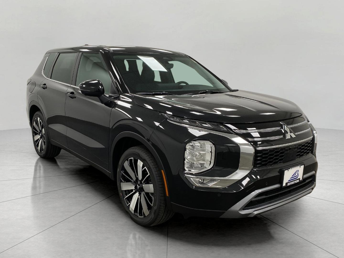 New 2025 Mitsubishi Outlander SE image 1