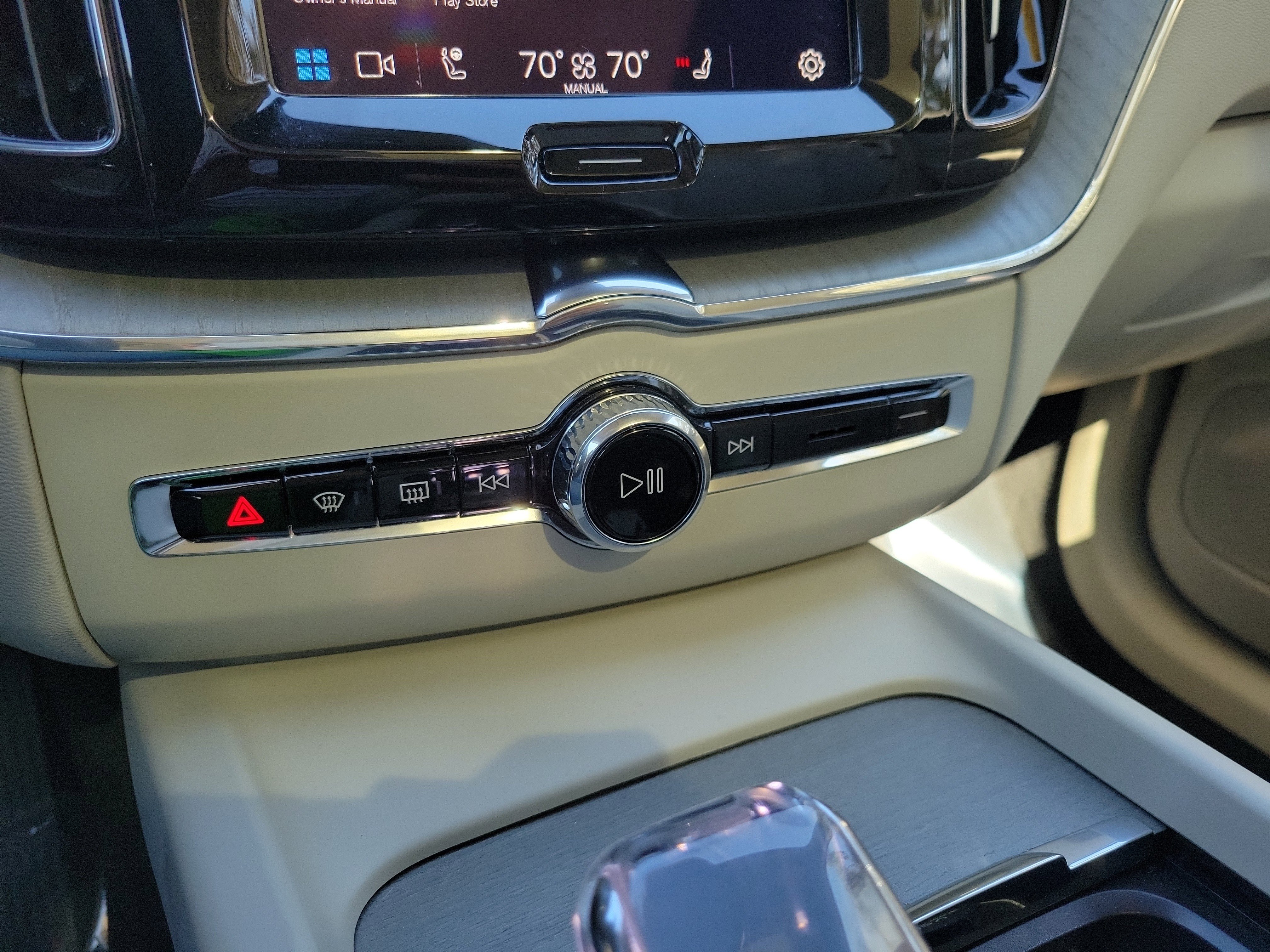 Used 2025 Volvo XC60 T8 Ultra w/ Climate Package image 27