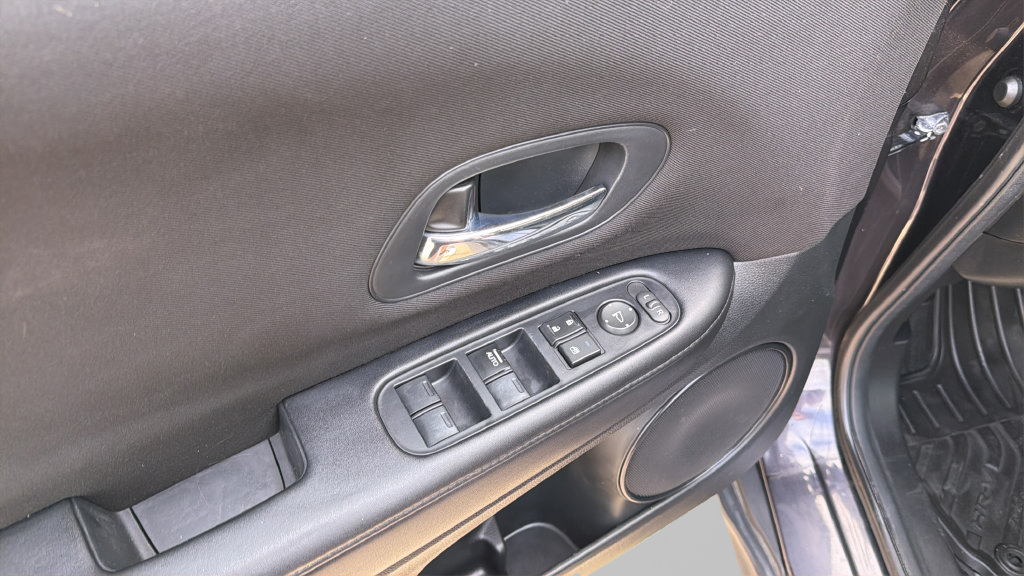 Used 2016 Honda HR-V LX image 10