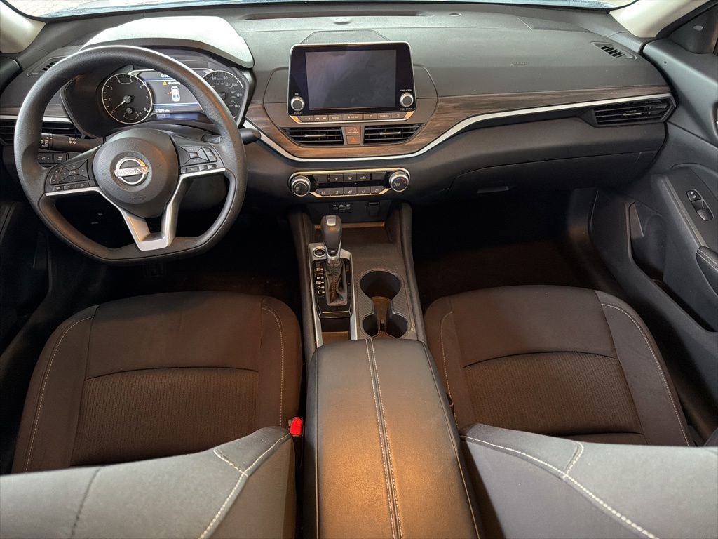 Used 2025 Nissan Altima 2.5 SV FWD image 14
