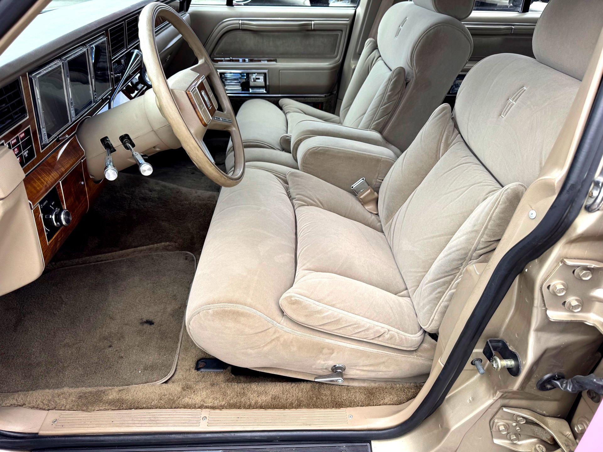 Used 1989 Lincoln Town Car Signature RWD image 19