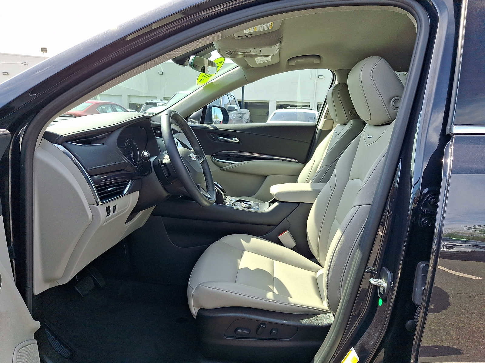 Used 2023 Cadillac XT4 Luxury AWD/4WD image 14