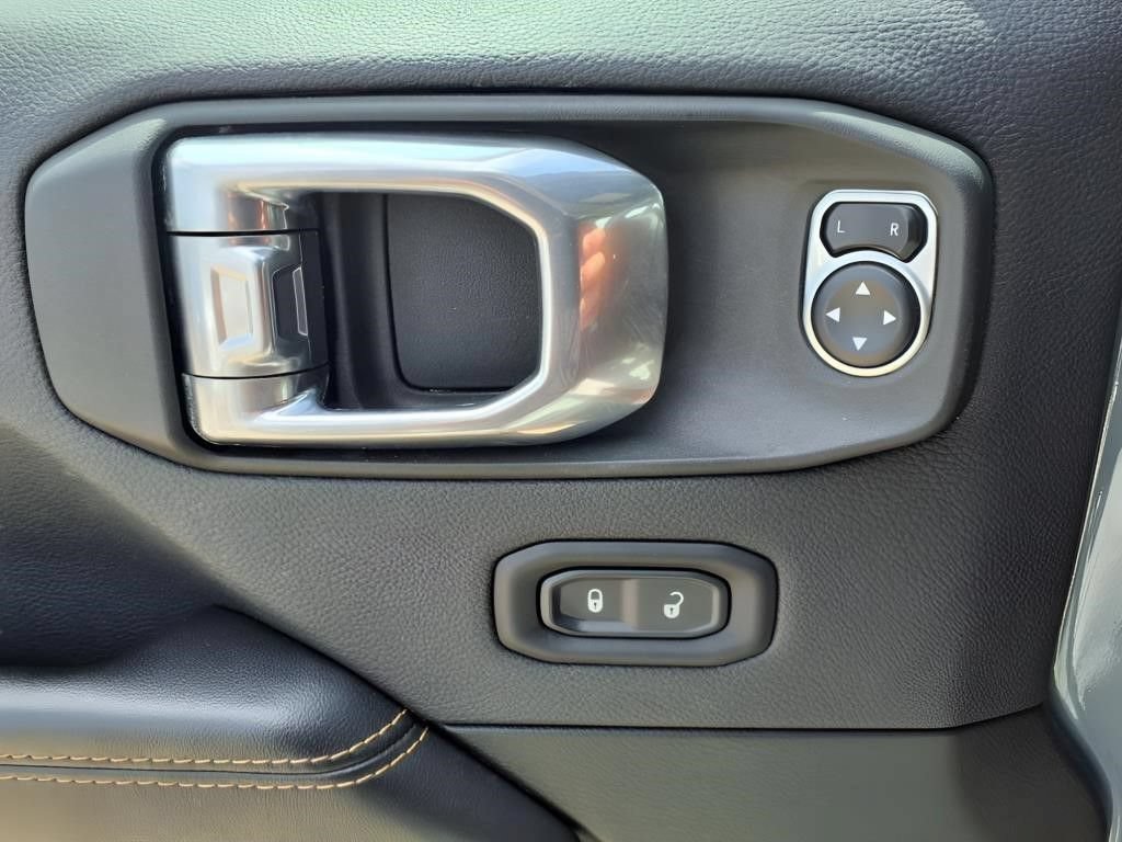 Used 2024 Jeep Wrangler Unlimited Sahara AWD/4WD image 15