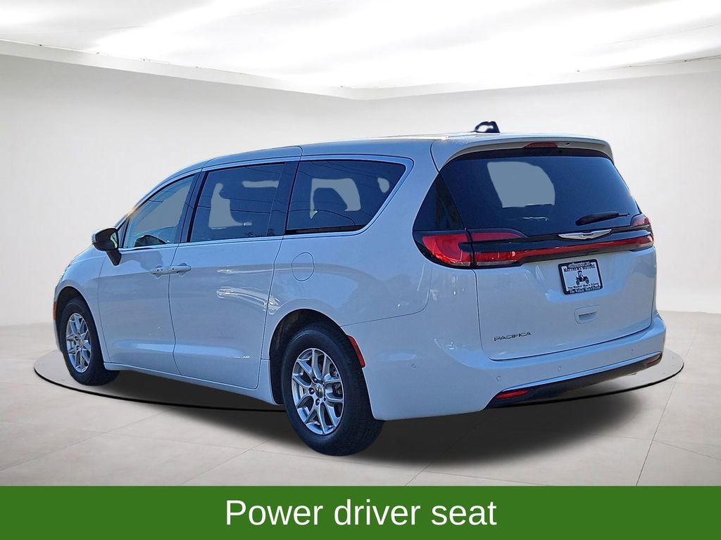 Used 2023 Chrysler Pacifica Touring-L image 5