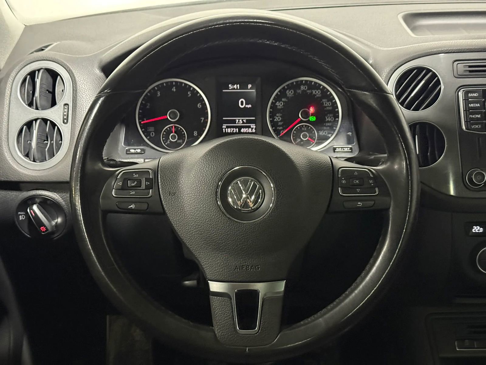 Used 2017 Volkswagen Tiguan SEL FWD image 26