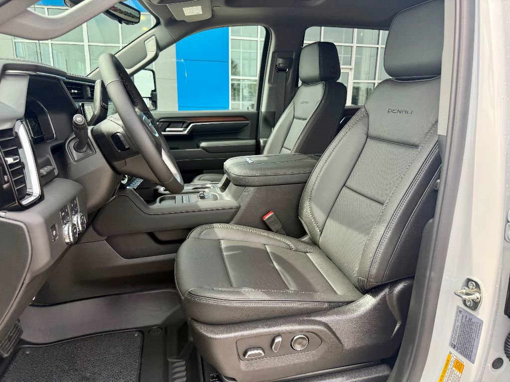 New 2025 GMC Sierra 3500 Denali w/ Denali Reserve Package image 13