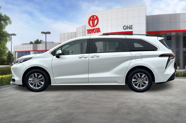 Certified 2026 Toyota Sienna XLE FWD image 9