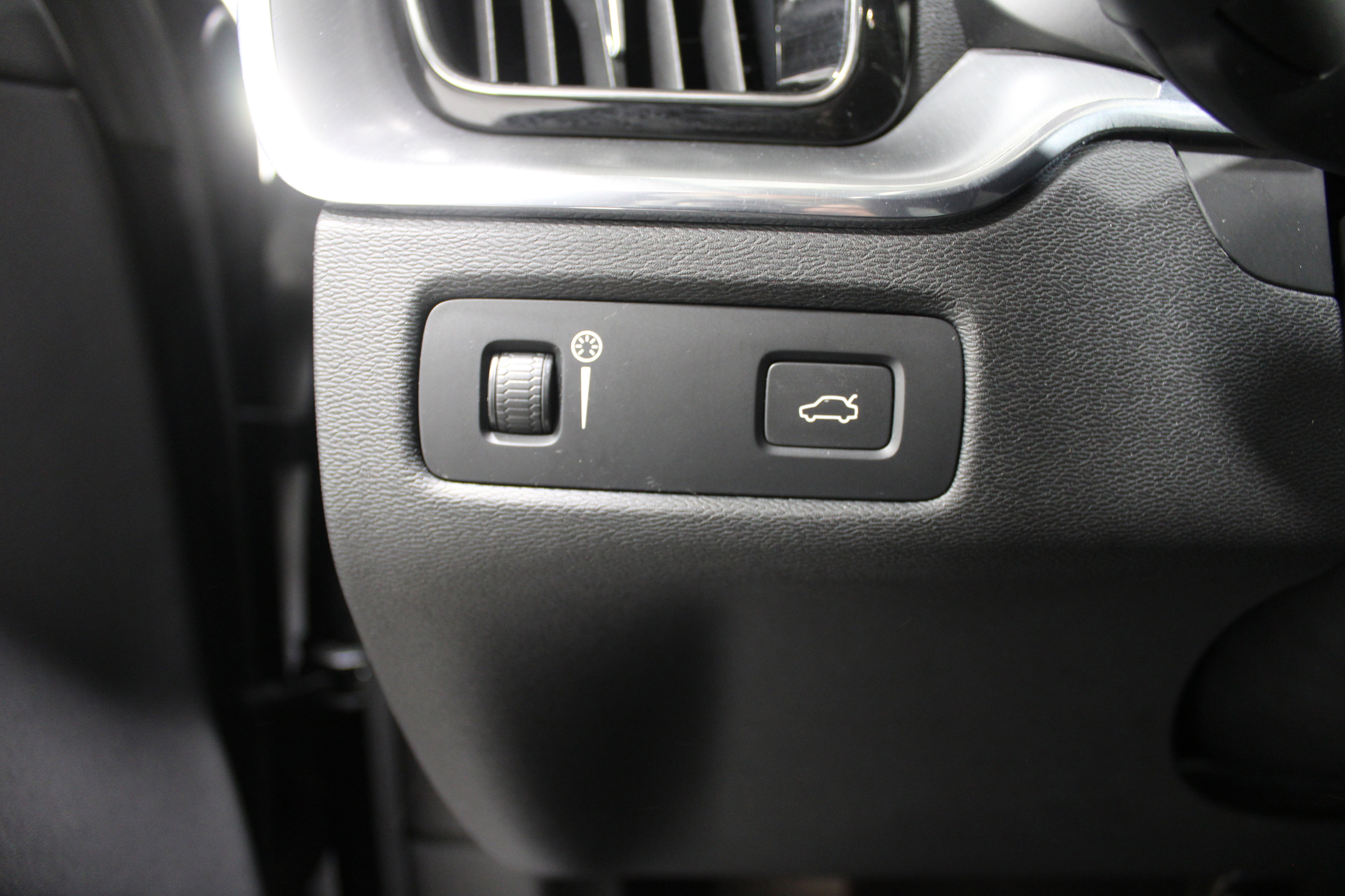 Used 2022 Volvo XC60 B5 Momentum AWD/4WD image 7