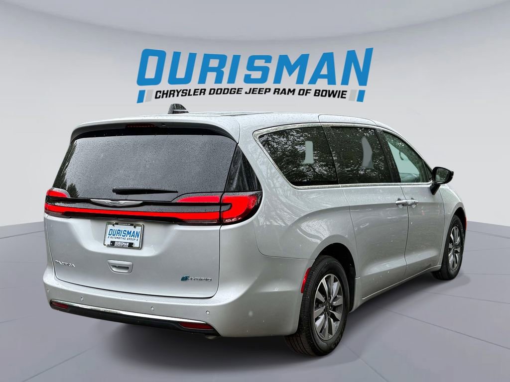 Used 2024 Chrysler Pacifica Select FWD image 2