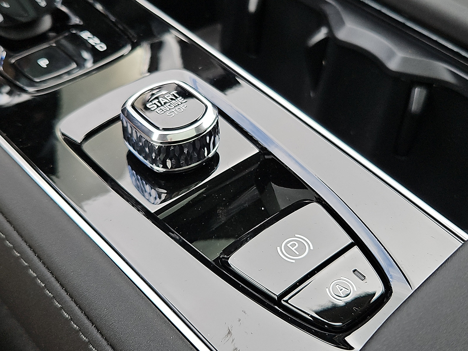 New 2026 Volvo XC90 T8 Plus w/ Protection Package Premier AWD/4WD image 19