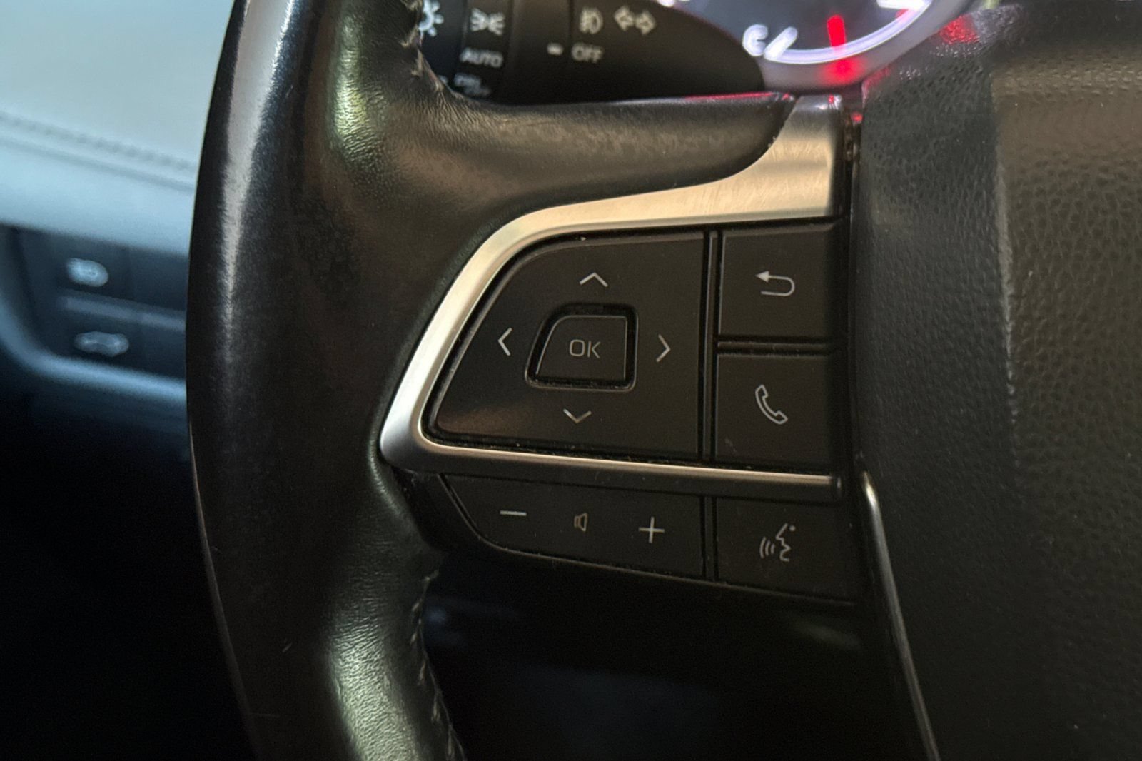Used 2021 Toyota Highlander LE AWD/4WD image 32