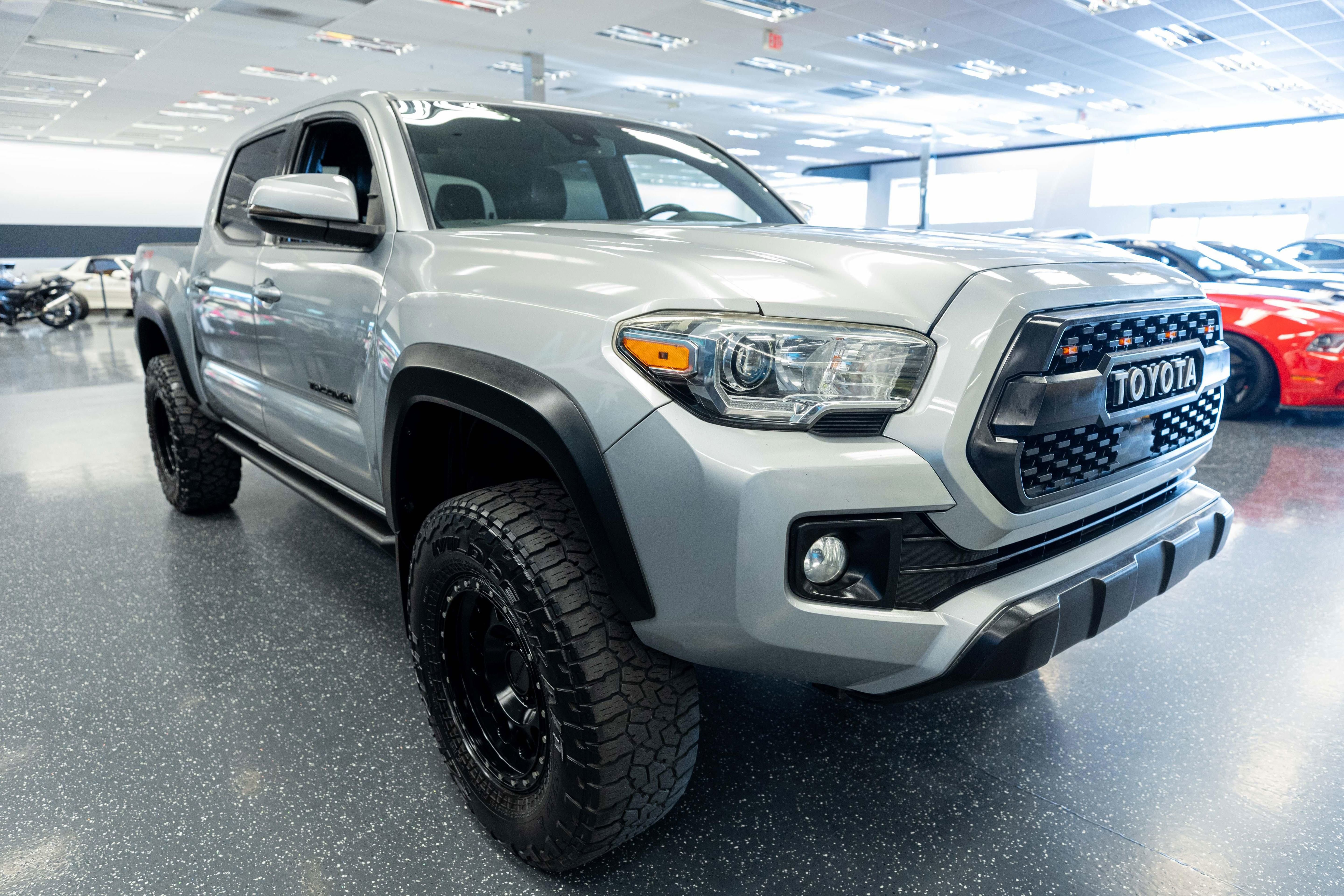 Used 2019 Toyota Tacoma TRD Off-Road AWD/4WD image 3