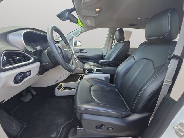 Used 2023 Chrysler Pacifica Touring-L FWD image 10
