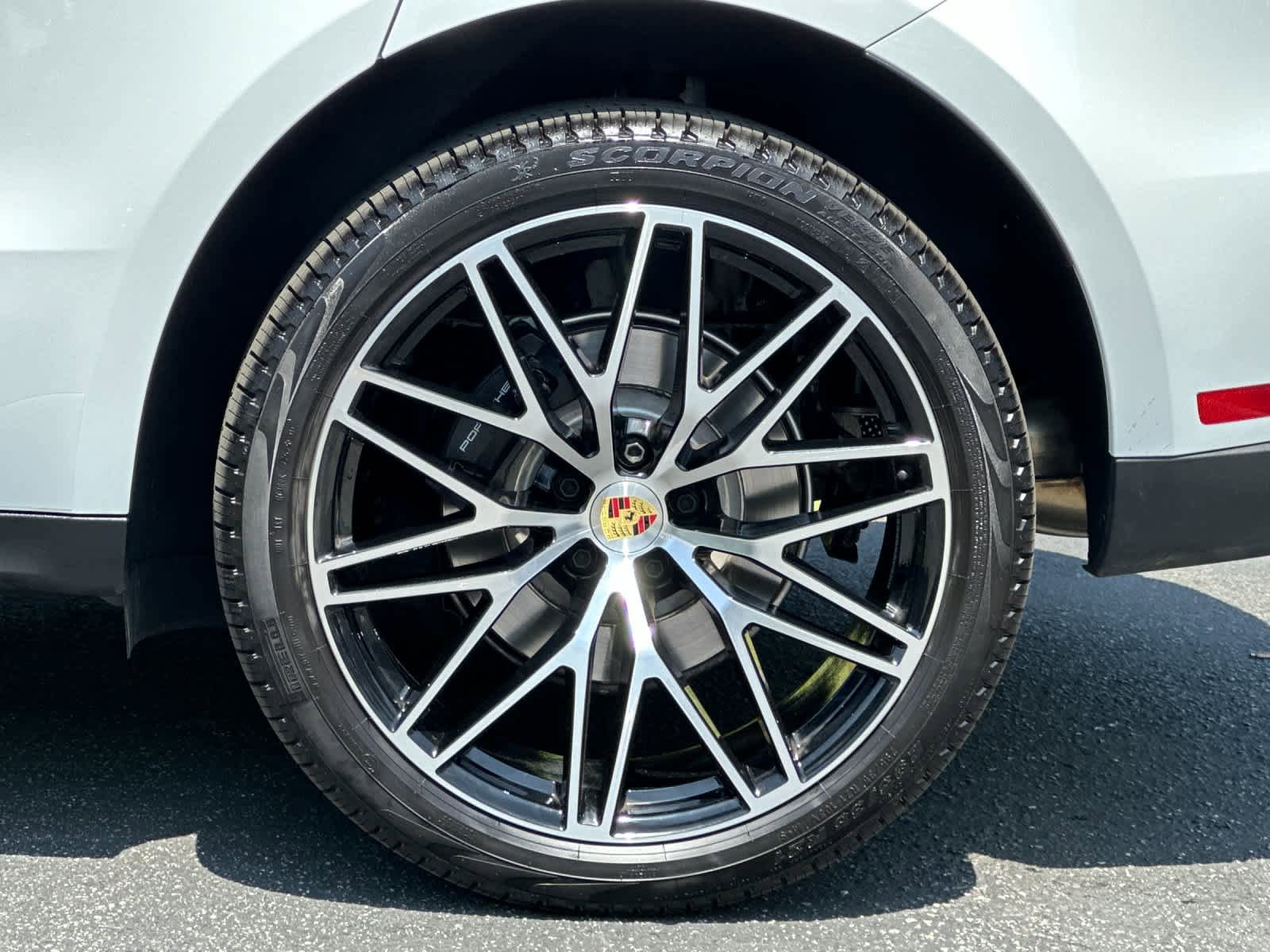Certified 2026 Porsche Macan AWD/4WD image 31