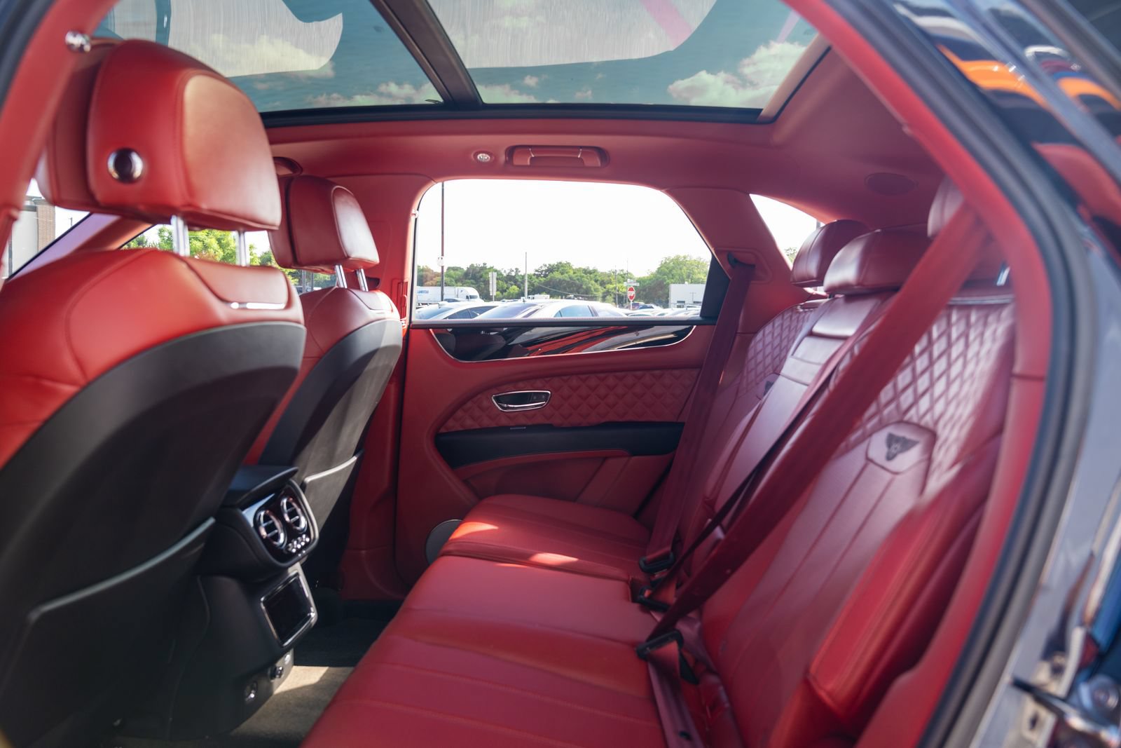 Used 2021 Bentley Bentayga AWD/4WD image 81