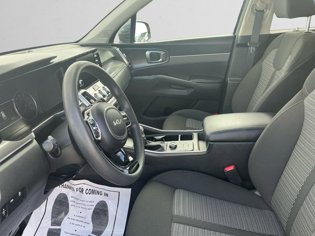 Used 2023 Kia Sorento LX image 9
