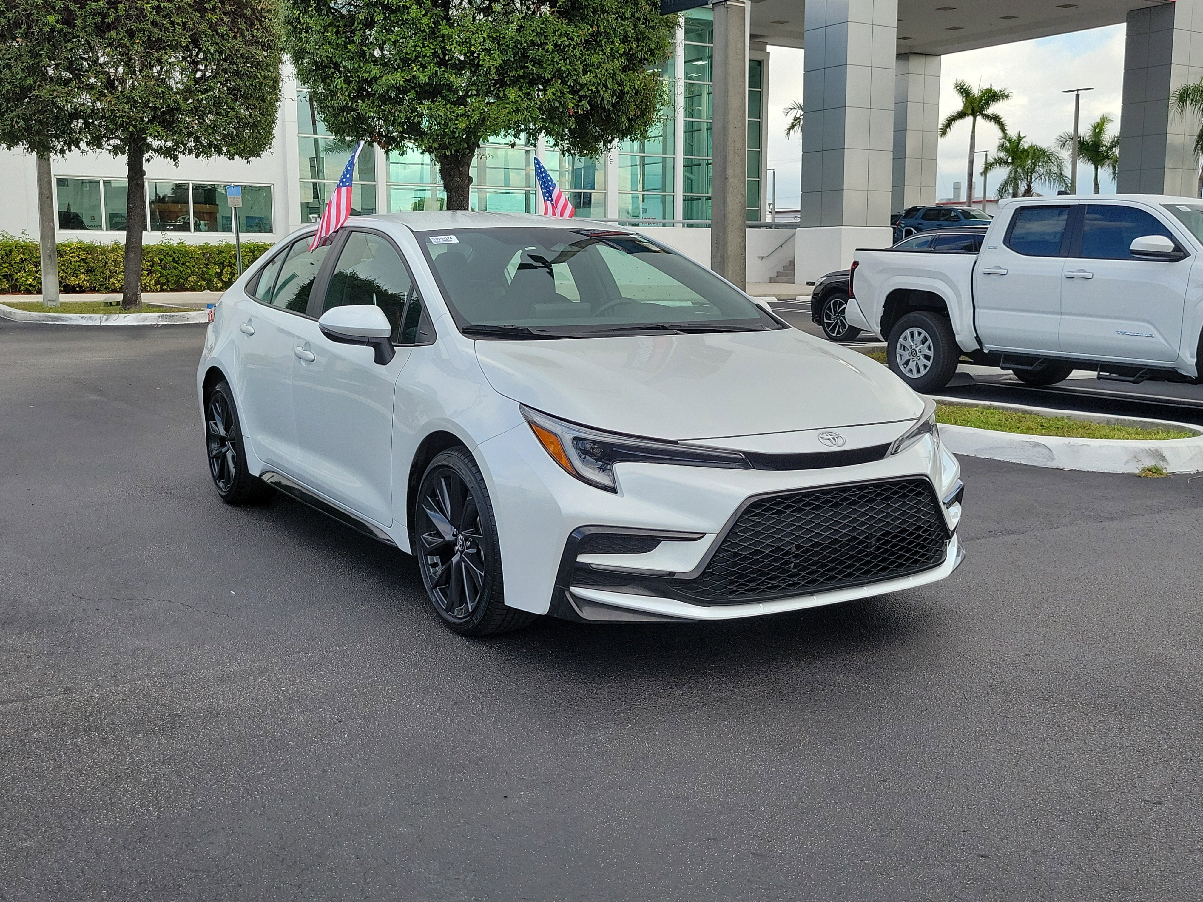 Used 2023 Toyota Corolla SE image 2