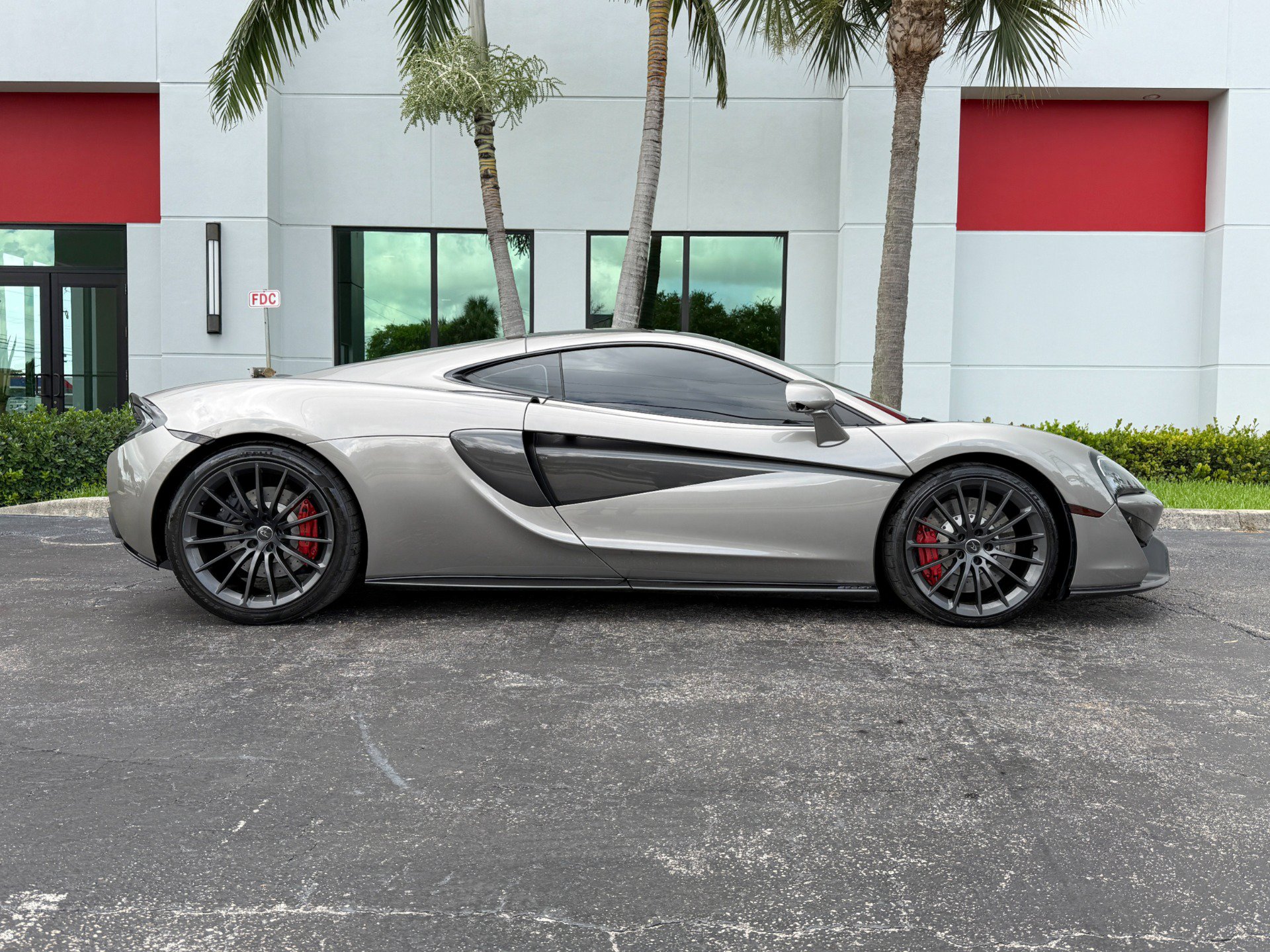 Used 2017 McLaren 570S RWD image 2