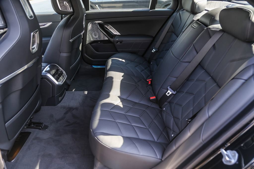 Used 2025 BMW 750e xDrive w/ Premium Package AWD/4WD image 15