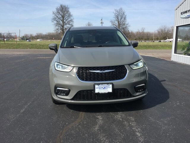 Used 2023 Chrysler Pacifica Touring-L image 4