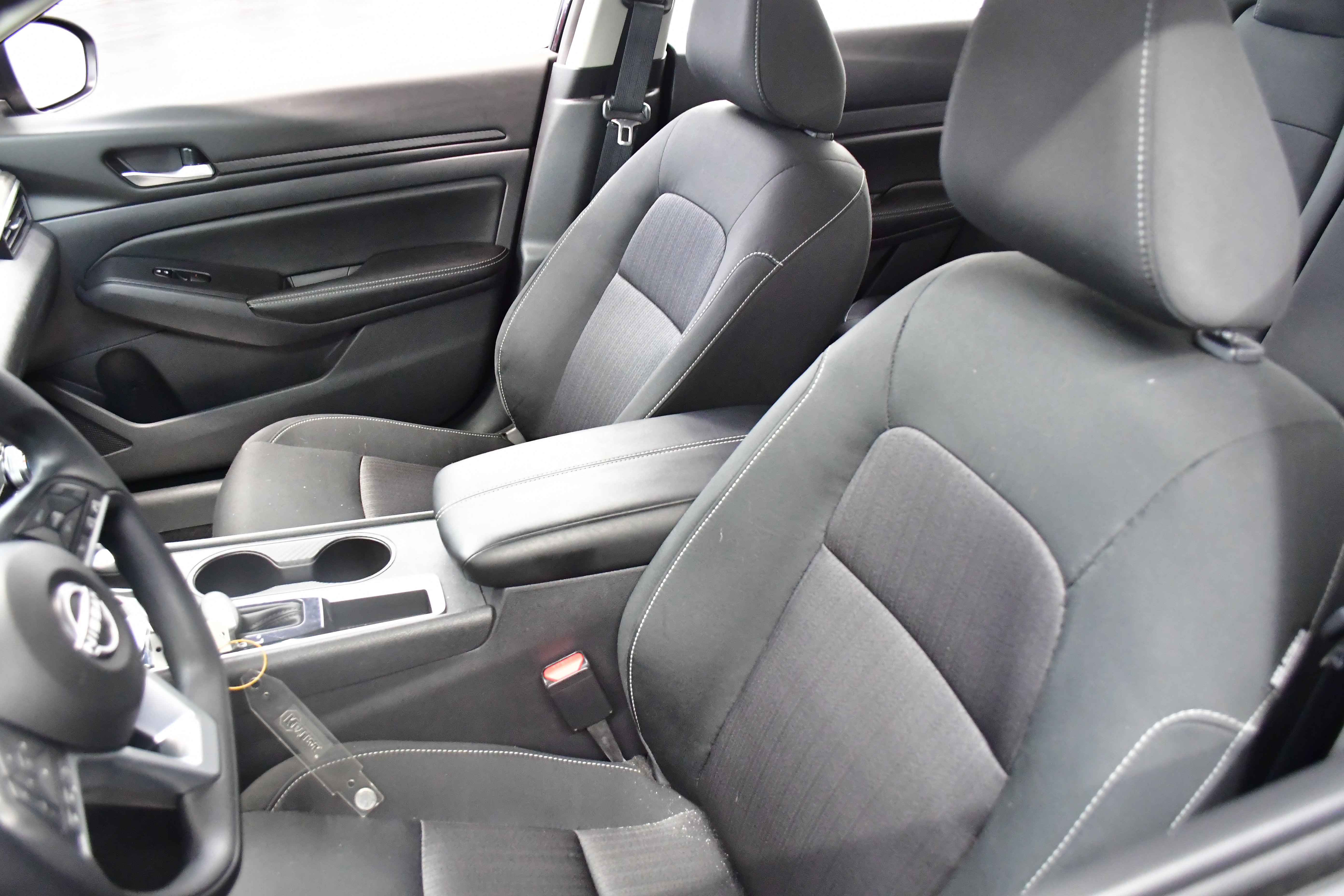 Used 2025 Nissan Altima 2.5 SV FWD image 9