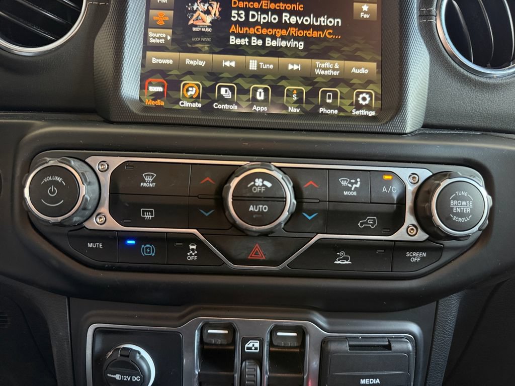 Used 2023 Jeep Wrangler Unlimited Sahara AWD/4WD image 17