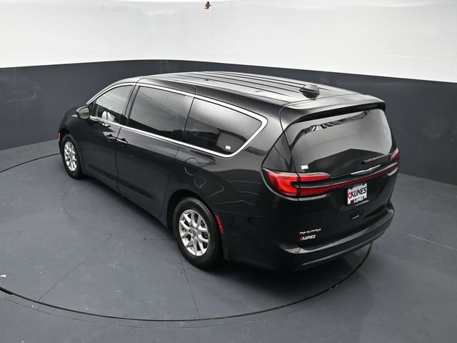 Used 2023 Chrysler Pacifica Touring-L FWD image 38
