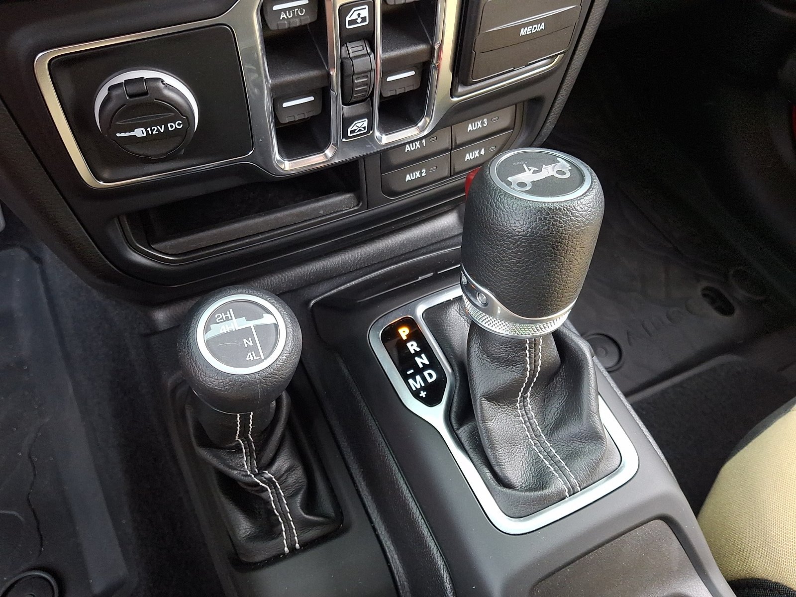 Used 2019 Jeep Wrangler Unlimited Sahara w/ Cold Weather Group AWD/4WD image 14