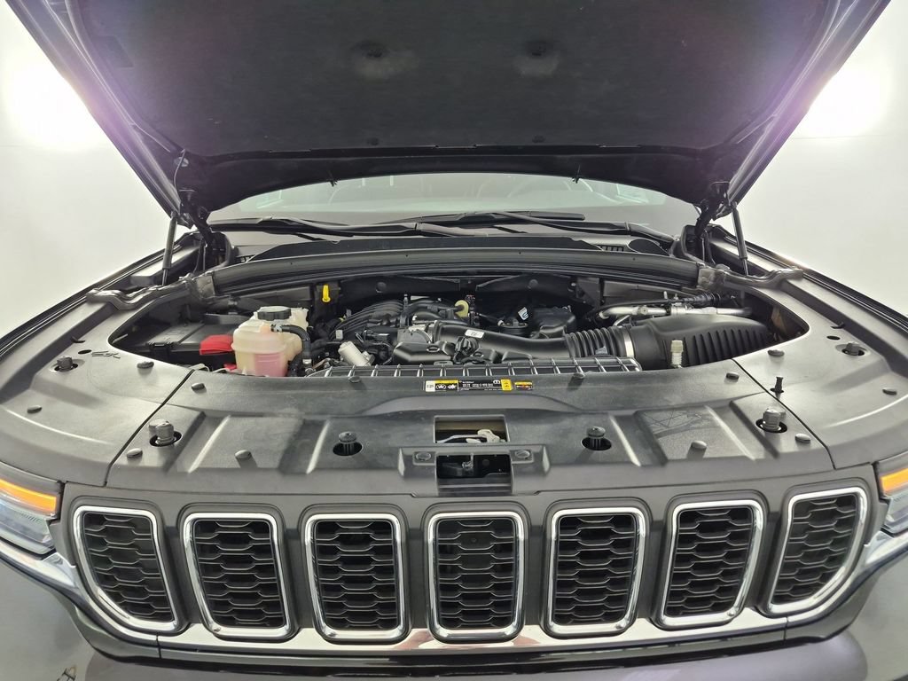 Used 2025 Jeep Grand Cherokee L Laredo w/ Luxury Tech Group I RWD image 41