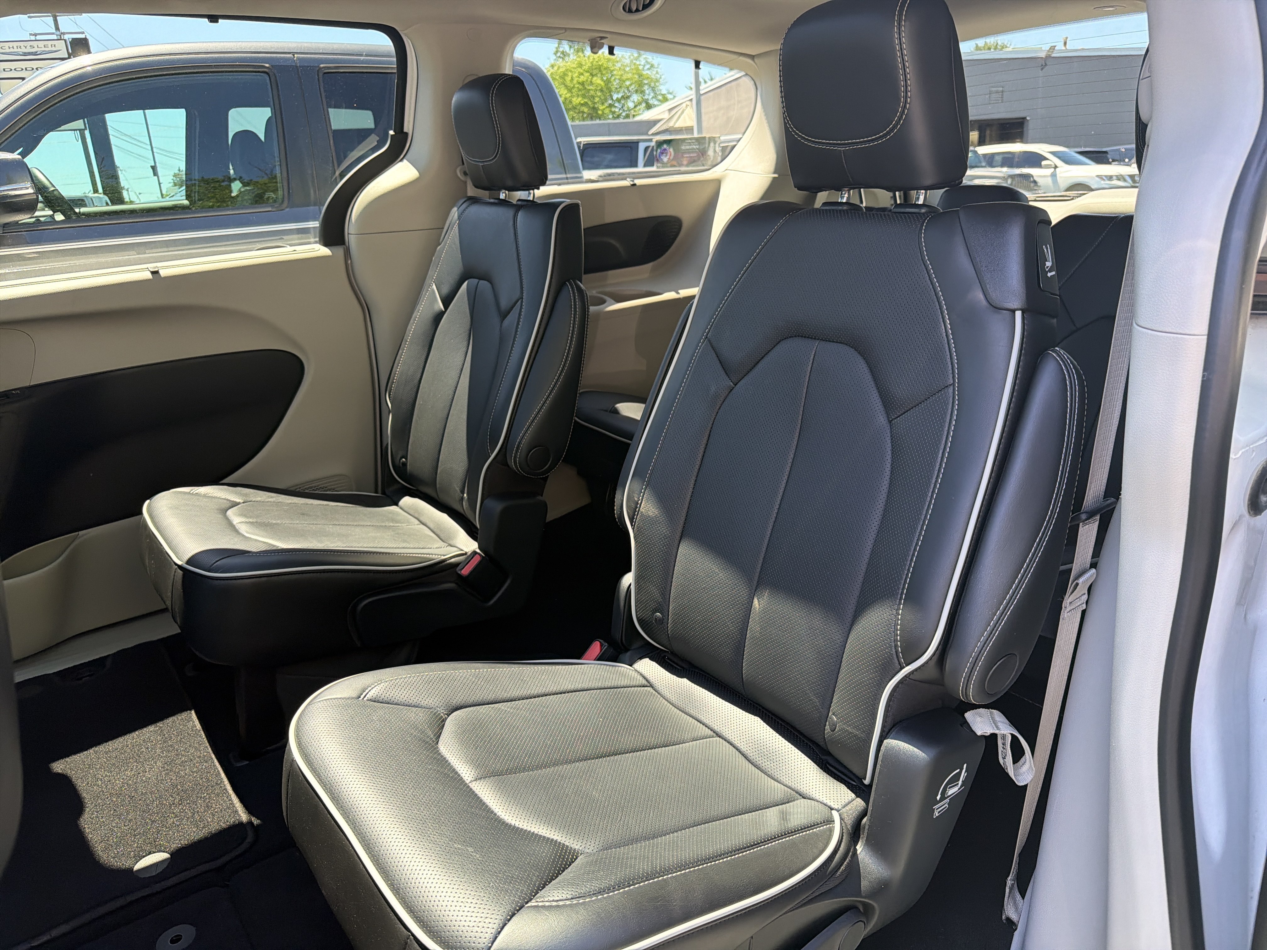 Used 2023 Chrysler Pacifica Limited FWD image 12
