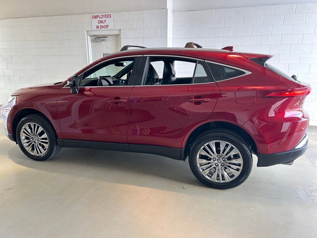 Used 2022 Toyota Venza XLE image 31