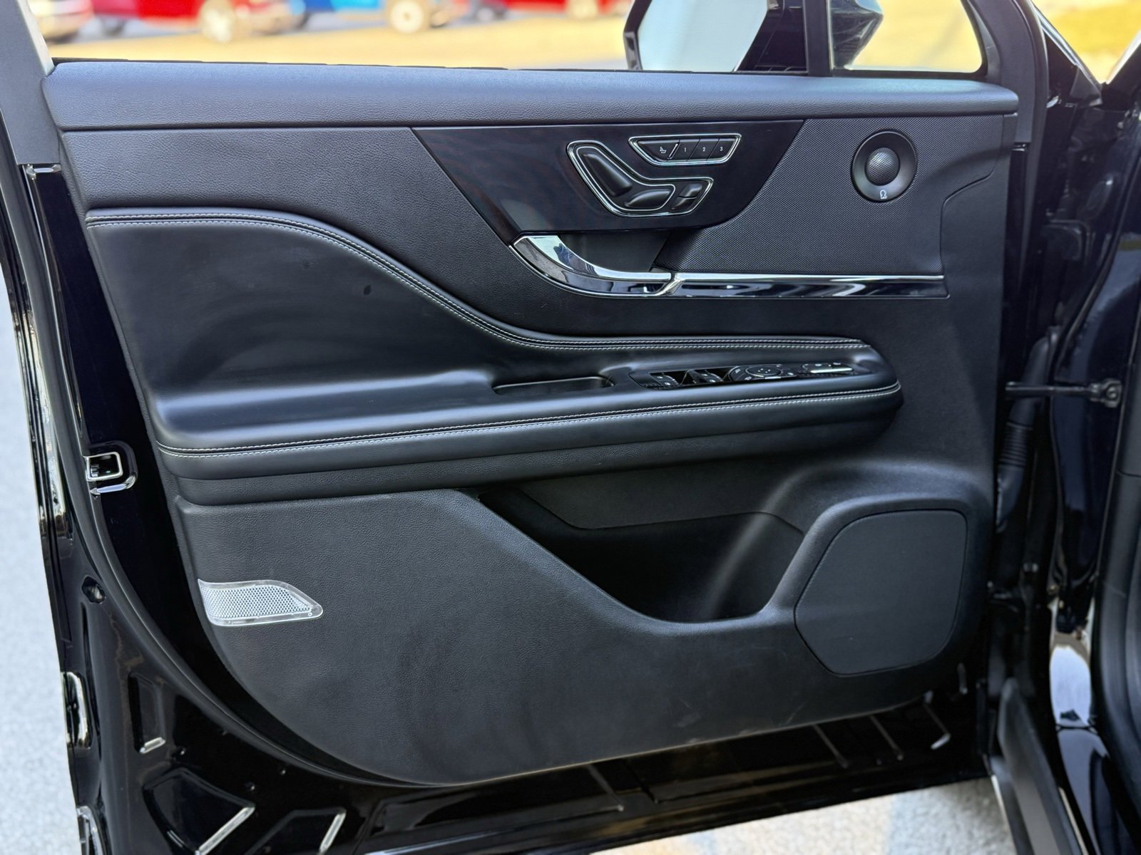 Used 2023 Lincoln Corsair Reserve w/ Equipment Group 202A image 10