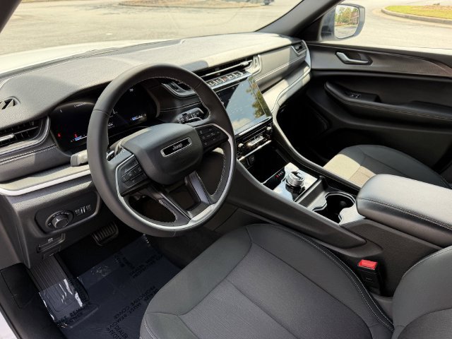 Used 2025 Jeep Grand Cherokee Laredo AWD/4WD image 11
