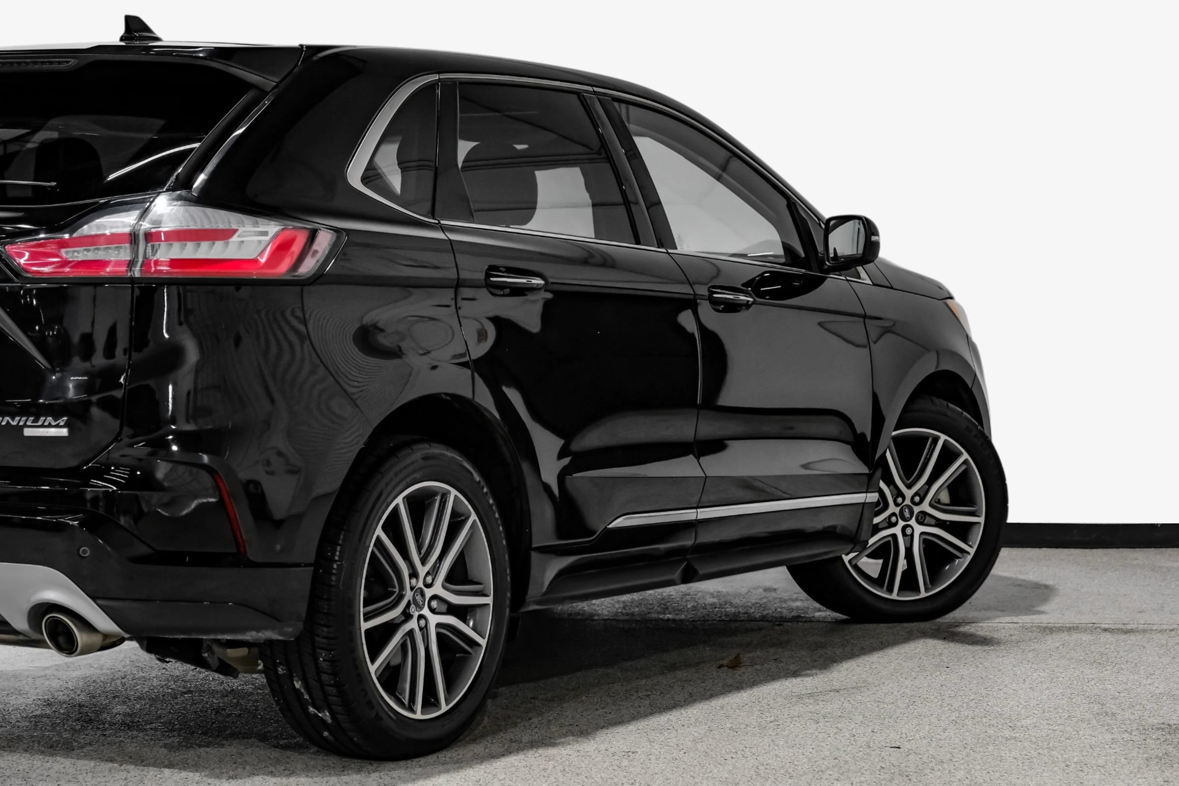 Used 2019 Ford Edge Titanium w/ Equipment Group 301A FWD image 17