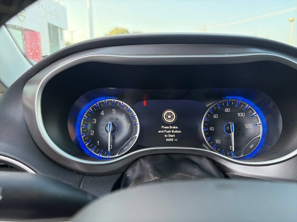Used 2023 Chrysler Pacifica Touring-L FWD image 15