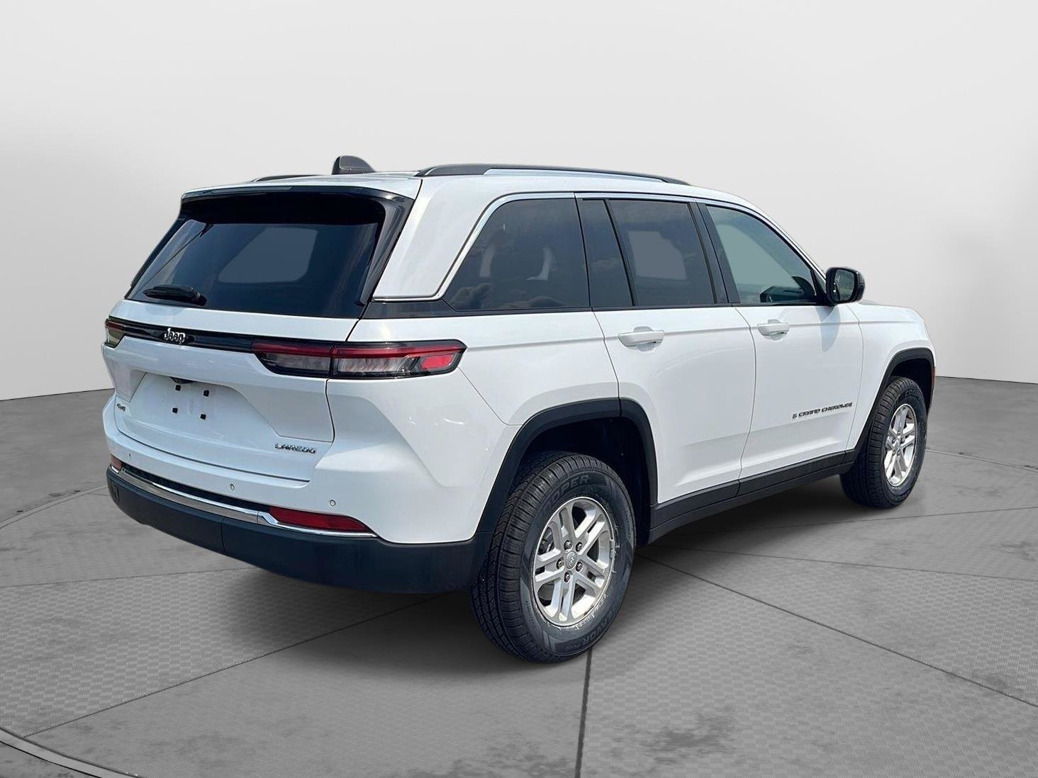 Used 2023 Jeep Grand Cherokee Laredo AWD/4WD image 6