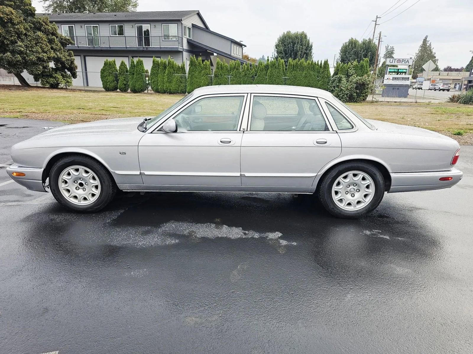 Used 2001 Jaguar XJ8 image 2