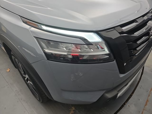 Used 2024 Nissan Pathfinder Platinum image 13