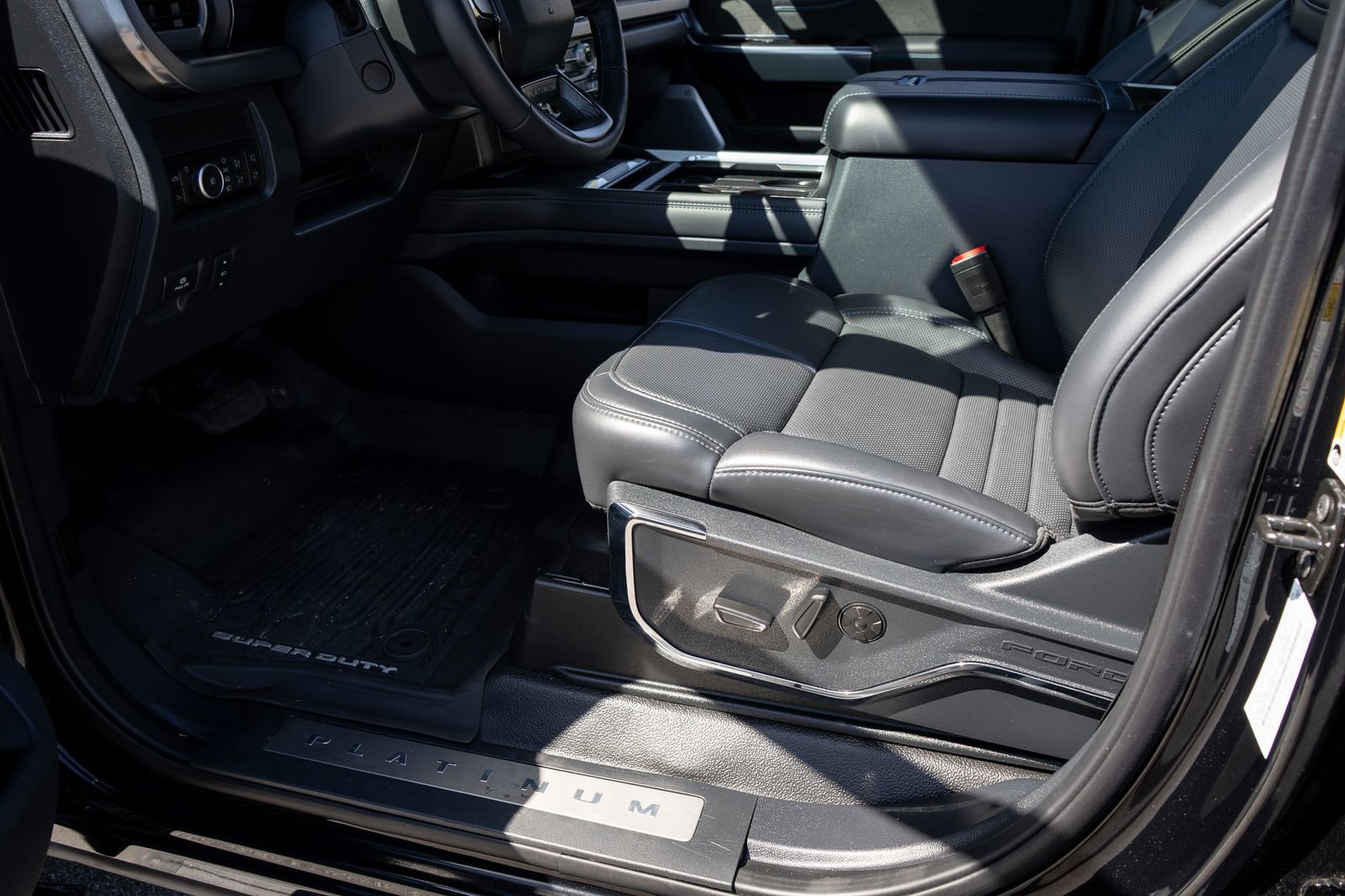 Used 2025 Ford F450 Platinum w/ FX4 Off-Road Package image 31