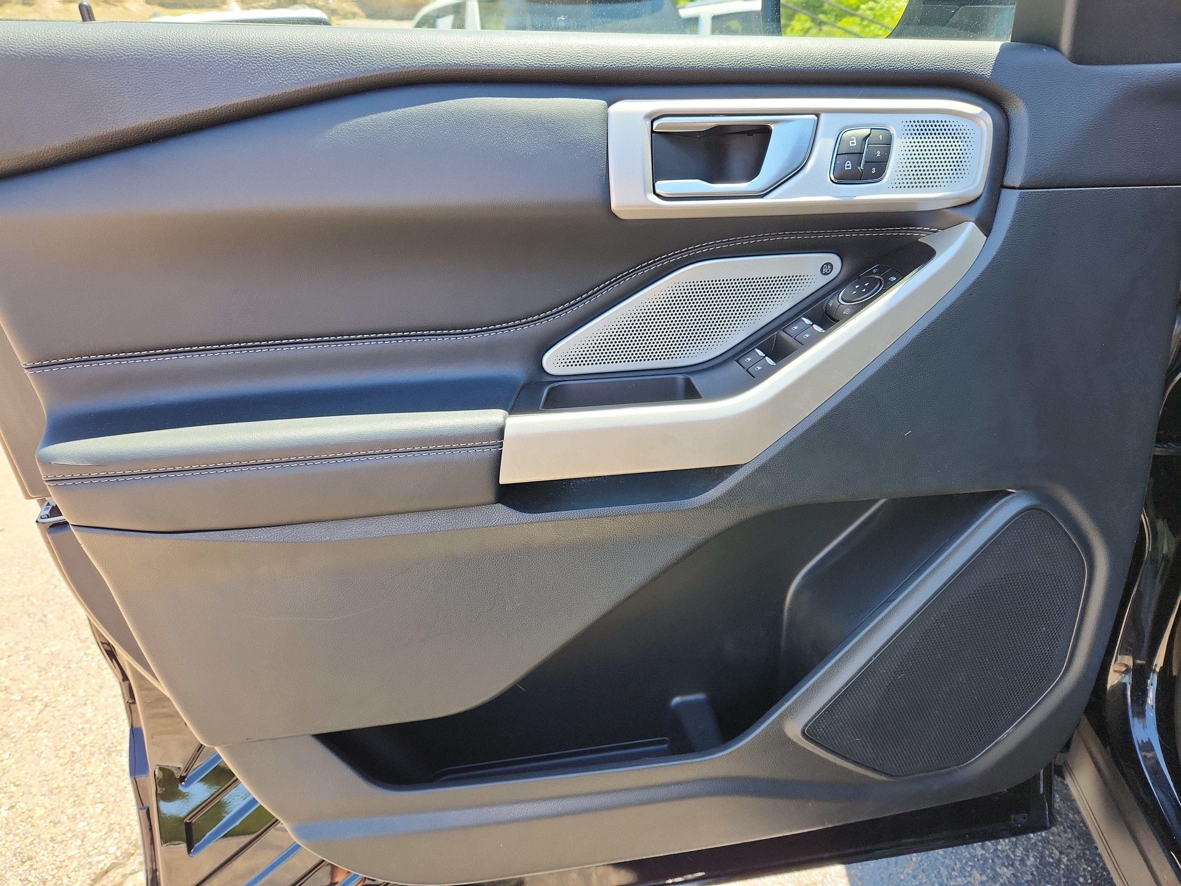 Used 2023 Ford Explorer Limited w/ Limited Technology Package AWD/4WD image 20