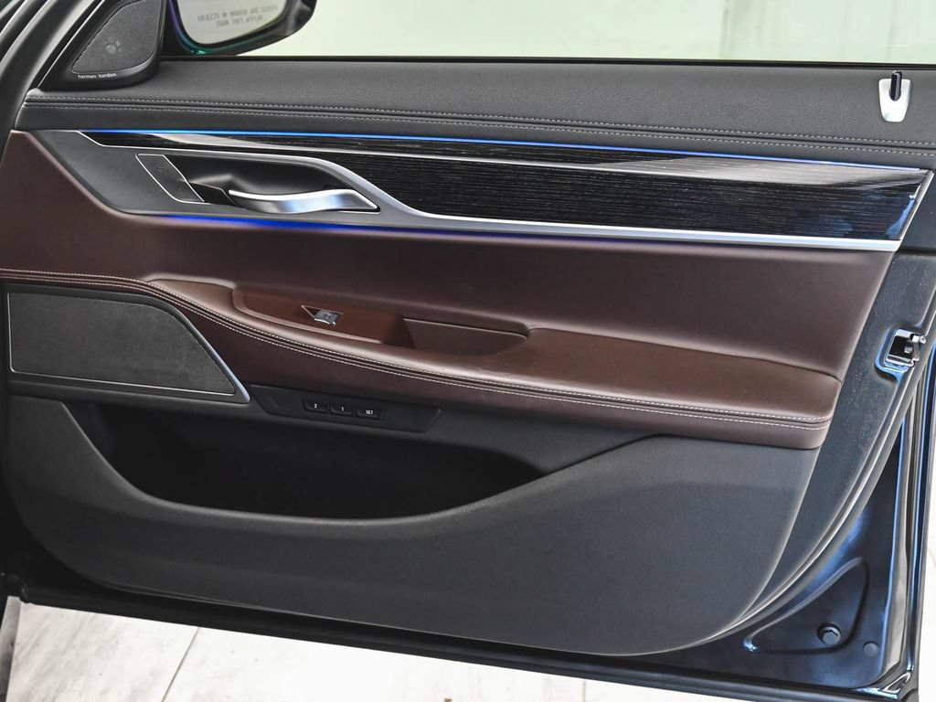 Used 2022 BMW 750i xDrive w/ M Sport Package AWD/4WD image 9