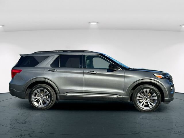 Used 2022 Ford Explorer XLT w/ Equipment Group 202A image 8