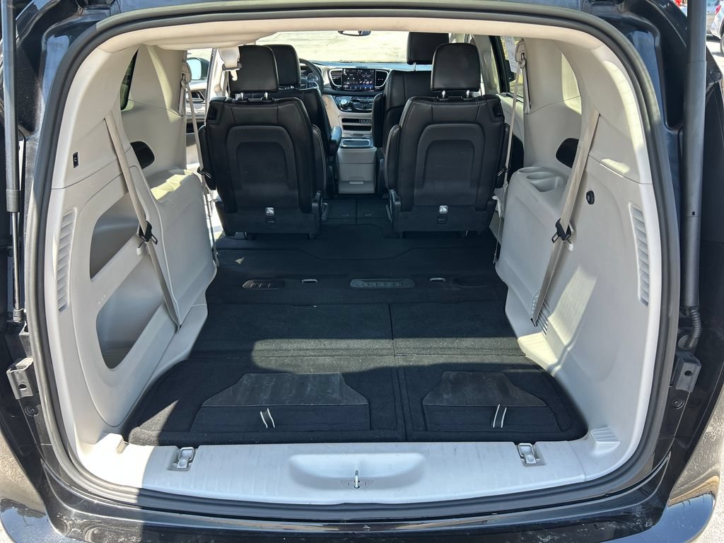 Used 2023 Chrysler Pacifica Touring-L FWD image 19
