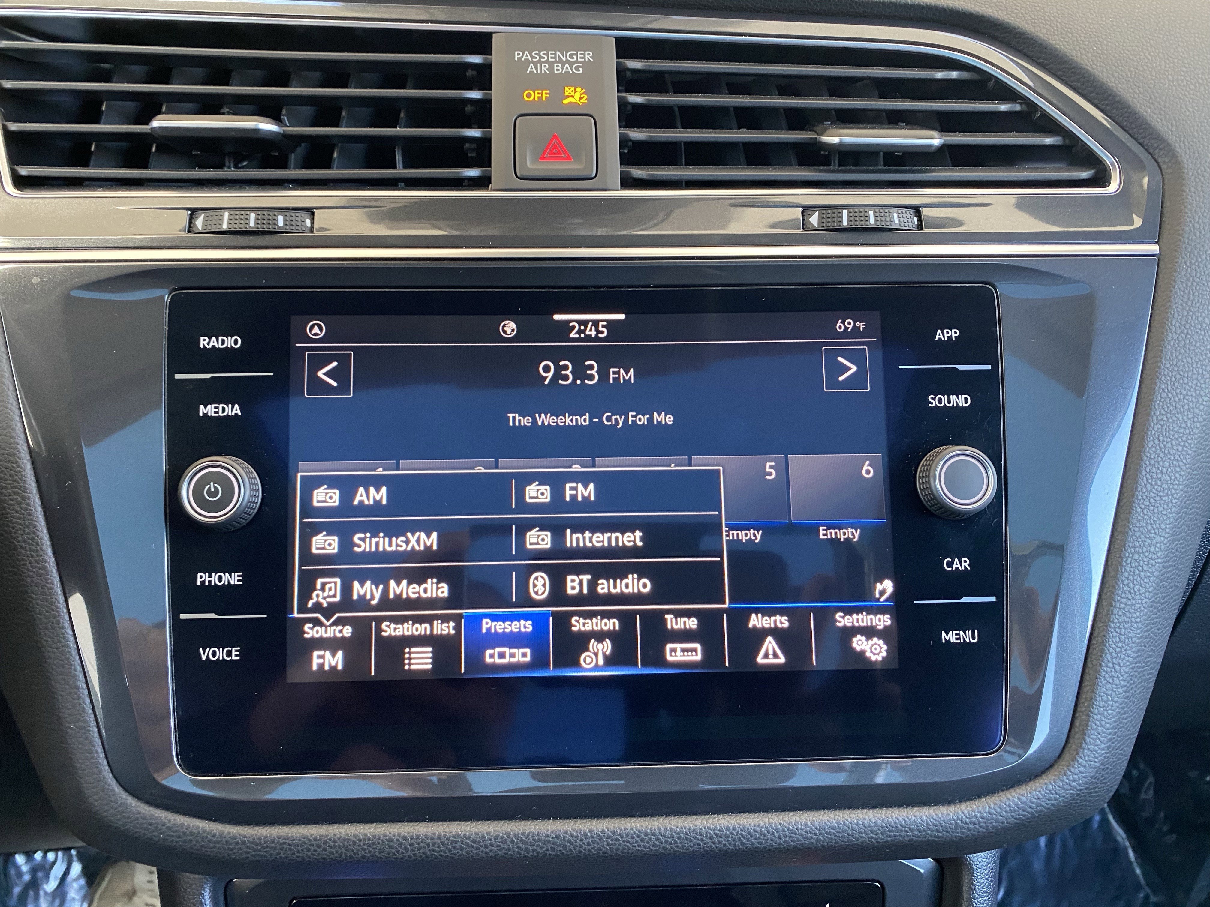 Certified 2022 Volkswagen Tiguan SE w/ Panoramic Sunroof Package FWD image 3