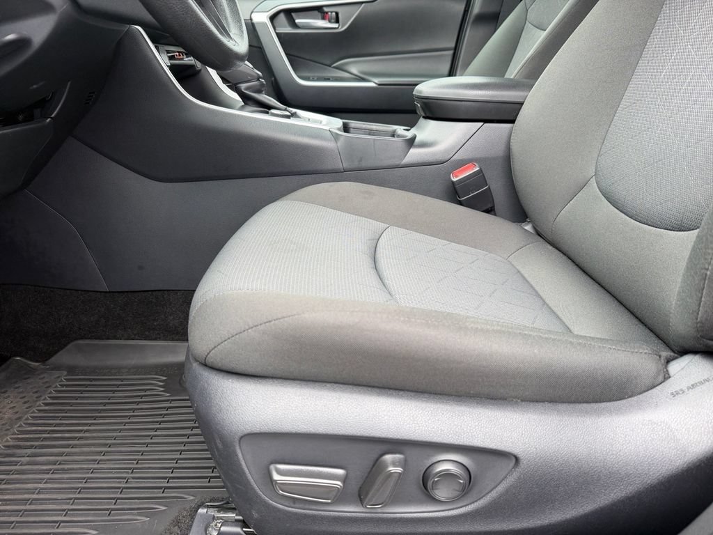 Used 2025 Toyota RAV4 XLE AWD/4WD image 11