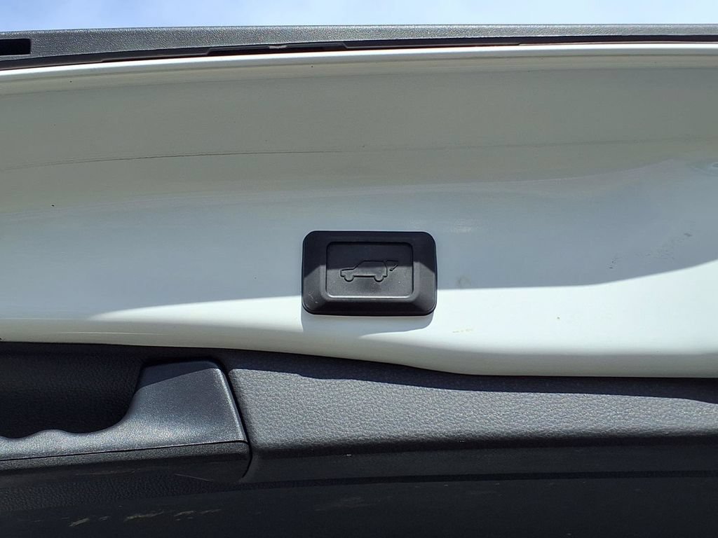 Used 2022 Toyota RAV4 XLE w/ Convenience Package FWD image 19