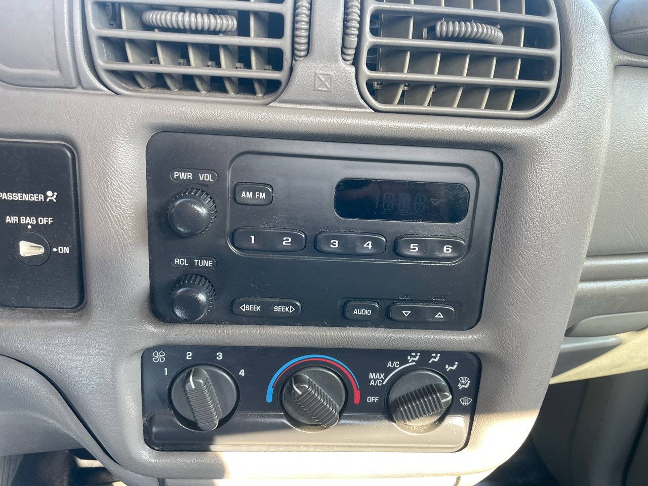 Used 2003 Chevrolet S10 Pickup 2WD Regular Cab image 17