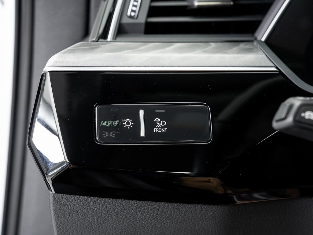 Used 2024 Audi Q8 e-tron Premium Plus image 10