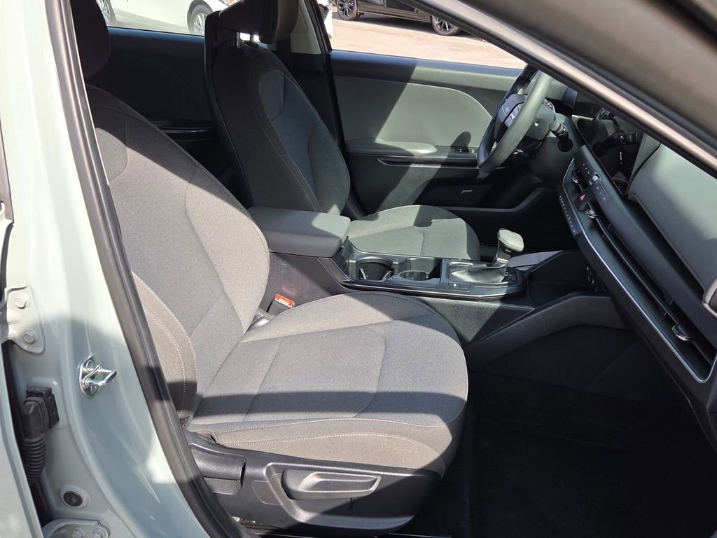 Used 2025 Kia K4 LXS image 15