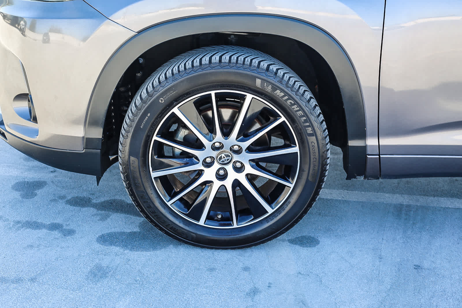 Used 2018 Toyota Highlander SE w/ Carpet Mat Package (TMS) FWD image 10